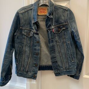 Blue Jean jacket. Size medium Levi’s. but it fits like a small.